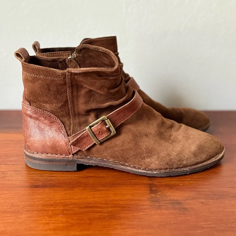 Trask Naomi suede brown leather ankle boots, buckles, & vibram soles sz 9.5